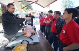 ESTUDIANTES DE MEDICINA PRACTICAN PARA SALVAR VIDAS POR PAROS CARDIACOS