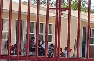 SIN AIRE ACONDICIONADO DAN CLASES A NIÑOS DE PRIMARIA DEL KM 43, DENUNCIAN PADRES DE FAMILIA