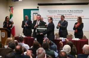 LA UABC RECONOCIÓ CON EL MÉRITO UNIVERSITARIO AL MAESTRO VÍCTOR EVERARDO BELTRÁN CORONA