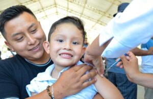 EXHORTAN A MADRES Y PADRES DE FAMILIA LLEVAR A SUS HIJAS E HIJOS A VACUNAR