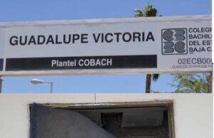 DAN CLASES A ALUMNOS DE COBACH GUADALUPE VICTORIA EN AULAS SIN AIRE ACONDICIONADO
