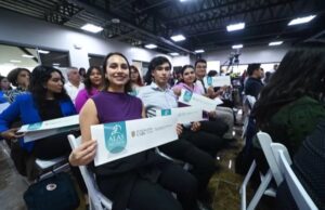 Fundación UABC entregó becas y equipos de cómputo a 162 estudiantes