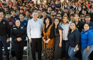 ESTUDIANTES DEL ITM Y ALCALDESA NORMA BUSTAMANTE INTERCAMBIAN IDEAS EN FORO