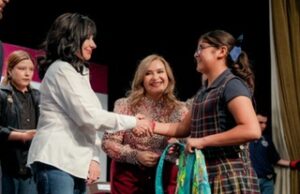 APOYO A LA EDUCACIÓN: NORMA BUSTAMANTE ENTREGA ESTÍMULOS ECONÓMICOS Y ÚTILES ESCOLARES