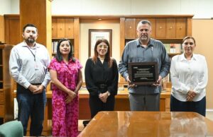 EL INE RECONOCE A LA UABC POR SU COMPROMISO CON LA DEMOCRACIA Y LA PARTICIPACIÓN JUVENIL