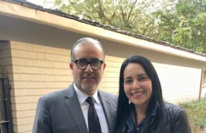 Felicita Mayola Gaona a Max García quien se integró a la bancada del PAN como Senador